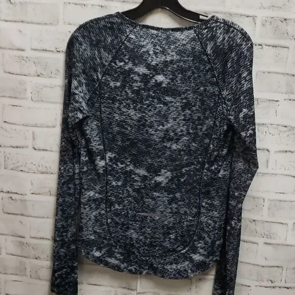 Under Armour top  - Picture 3 of 3